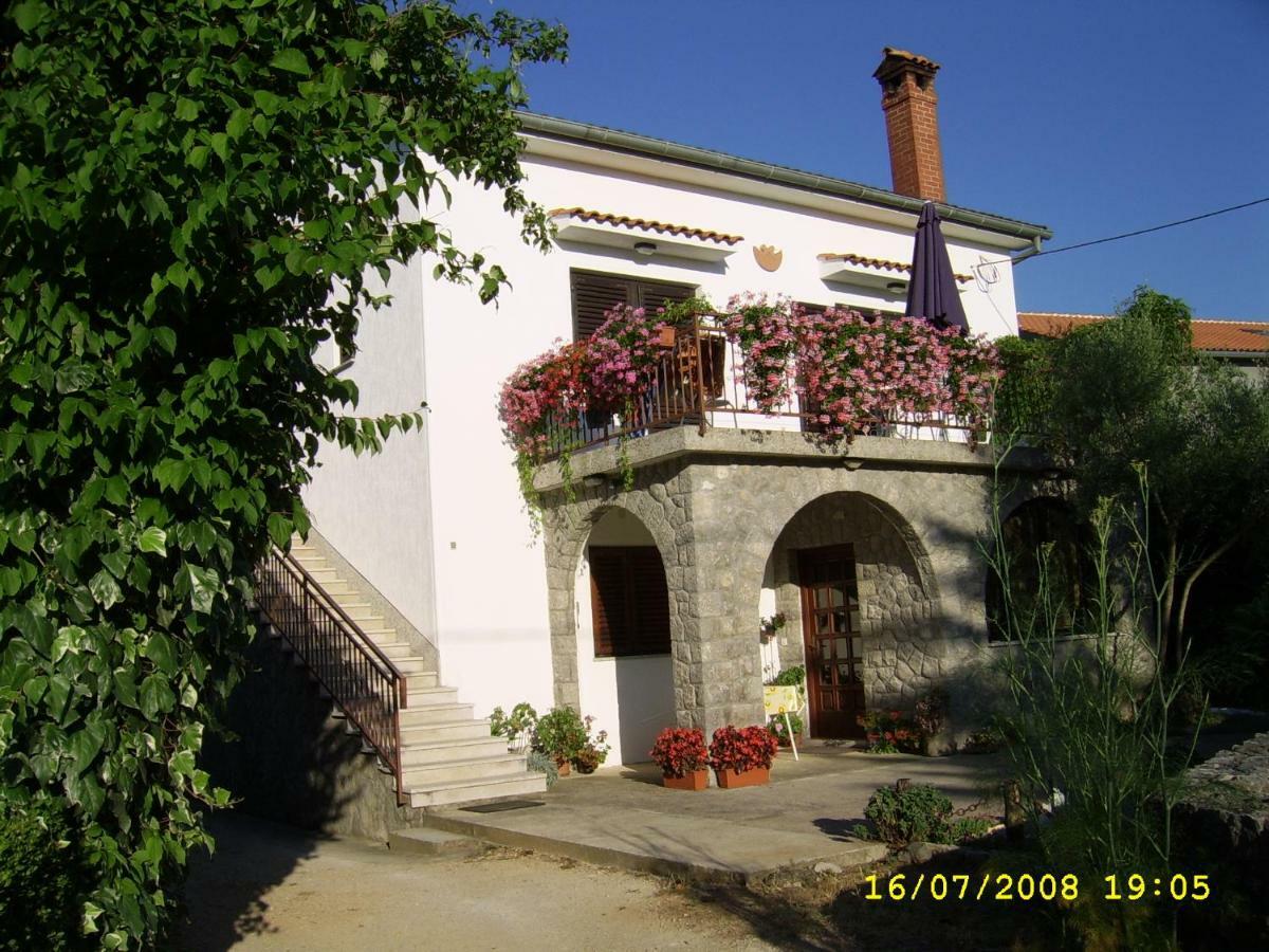 Apartments Cvelic Milovcic Malinska Exterior foto